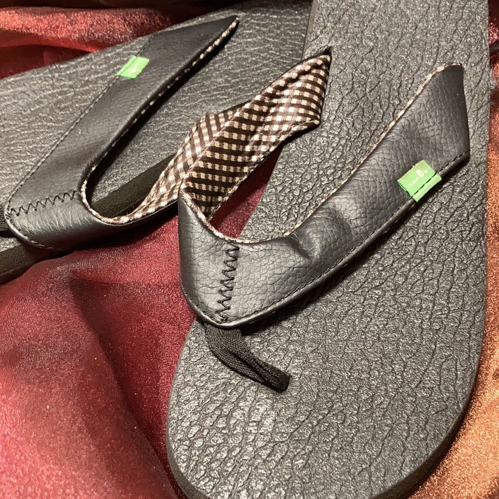 Sanuk flip flops size 8
